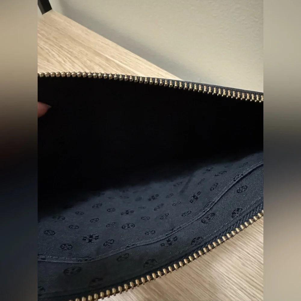 Tory Burch BLOCK-T TRAVEL MEDIUM POUCH black leather - Picture 3 of 5